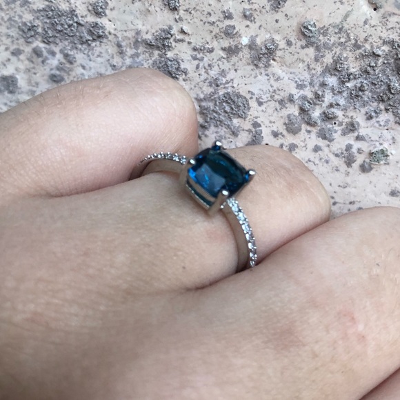Sterling Silver Ring with Beautiful Blue Stone - Picture 6 of 10